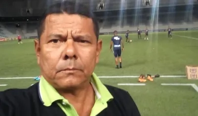 Arsenio Estrada, cubriendo el reconocimiento de Junior en la cancha del estadio Arena De Baixada.