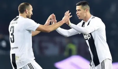 Cristiano Ronaldo de la Juventus celebra con Giorgio Chiellini.