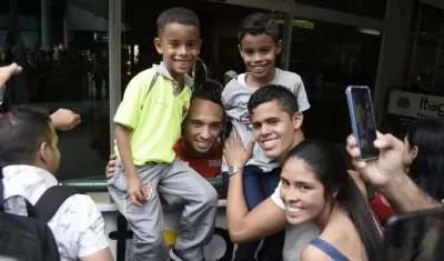 Varios hinchas le manifestaron su apoyo a Jarlan Barrera en el hotel. 