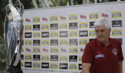 Julio Comesaña mira la Copa que disputa este domingo.