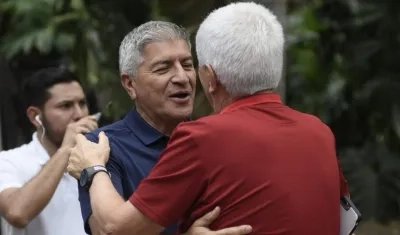 El técnico del DIM, Octavio Zambrano, con el entrenador tiburón, Julio Comesaña.