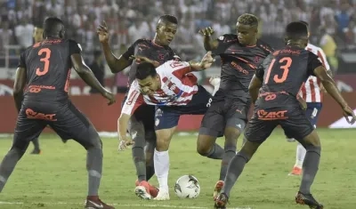 Teófilo Gutiérrez se bate en duelo ante cuatro defensores del DIM. 