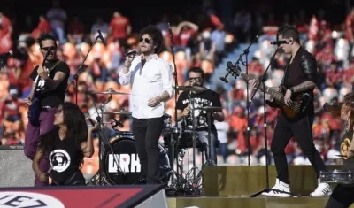 El cantante barranquillero Andrés Cabas canta durante la antesala de la final entre DIM y Junior.