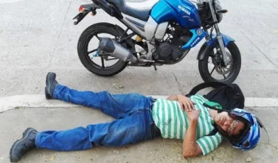 Imagen de Diomar, acostado en un bordillo de la vía Bucaramanga-Girón.