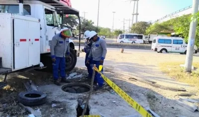 Técnicos de Electricaribe trabajan en la recuperación del servicio de energía en la zona afectada.