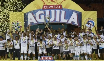 Celebración juniorista tras la premiación.