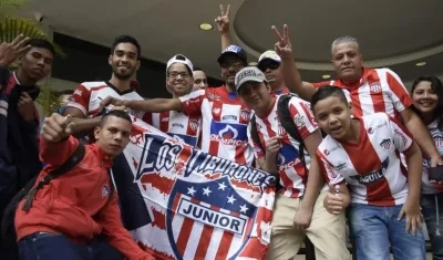 Junioristas en las puertas del Hotel San Fernando Plaza, en Medellín.