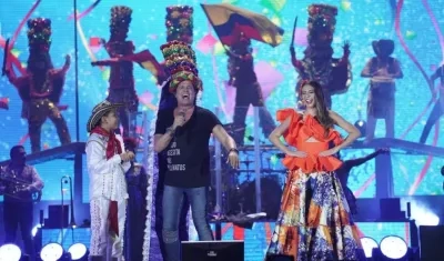 Carlos Vives y la Reina del Carnaval Carolina Segebre.