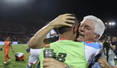 Julio Comesaña abraza a Jarlan Barrera tras la obtención de la octava estrella.