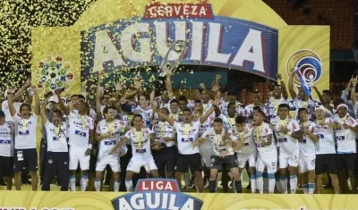 El Junior recibiendo la Copa de la Liga.