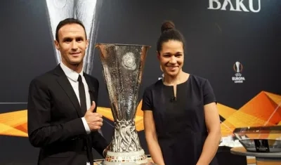El exfutbolista portugués Ricardo Carvalho (i) y la exjugadora alemana de fútbol Celia Sasic durante el sorteo de los dieciseisavos de final de la Liga Europa en Nyon, Suiza.