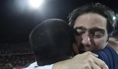 Antonio Char, presidente de Junior, celebra el título en Medellín con Héctor Fabio Báez. 