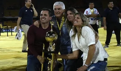 Julio Avelino Comesaña posa con sus hijos tras el título. 