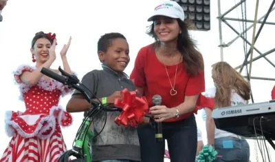 La primera dama Katia Nule y la Reina Carolina entregando regalos a los niños.