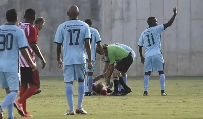 Sus compañeros de juego atienden a Gabriel Berdugo, tras desplomarse durante el partido de las estrellas.