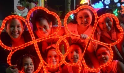 Los niños con la iluminación ganadora.