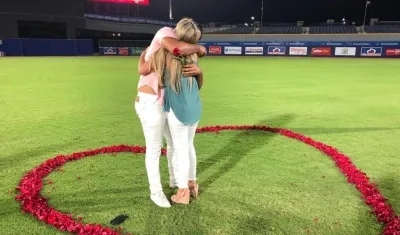 Nabil Crismatt y su novia en el Édgar Rentería.