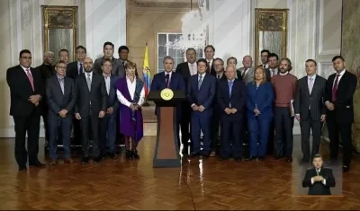 El Presidente Iván Duque y la comisión negociadora anunciando el nuevo salario mínimo.
