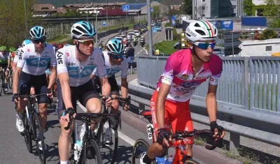 Iván Ramiro Sosa trepa la cuesta seguido del Team Sky. 