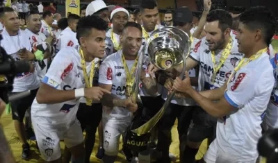 Jarlan Barrera con el trofeo de campeón de la Liga. 
