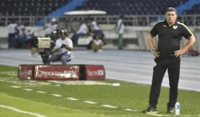 Luis Fernando Suárez, dirigiendo a La Equidad en el estadio Metropolitano.