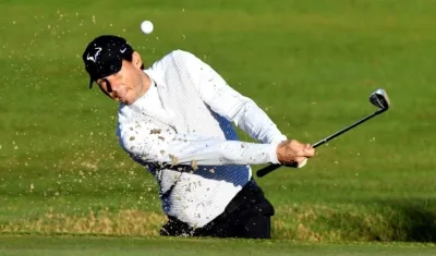 Rafael Nadal, tenista español, jugando golf. 