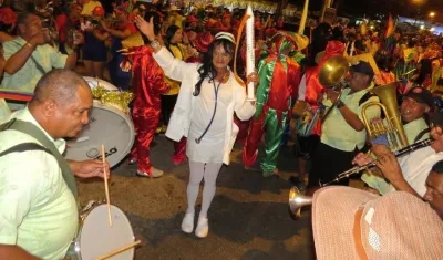 Víctor Flores con su disfraz en un desfile de Guacherna.