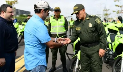 El jefe de la Oficina para la Seguridad y Convivencia Ciudadana Yesid Turbay Pereira; el Alcalde Alejandro Char y el comandante de la Policía Metropolitana de Barranquilla, general Mariano Botero. 