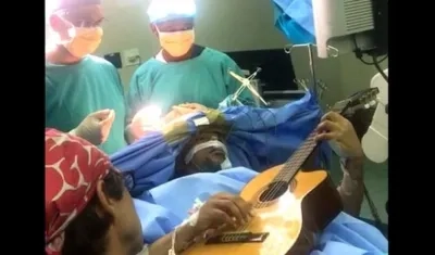 El músico de jazz sudafricano Musa Manzini durante la operación.