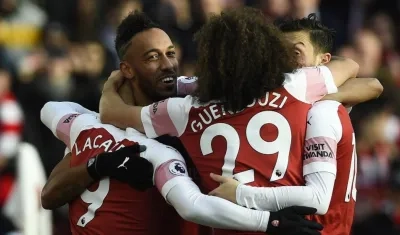 Pierre Emerick Aubameyang celebra con sus compañeros. 