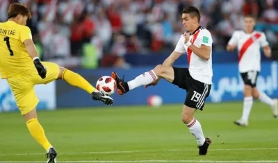 Rafael Santos Borré ante el arquero del Kashima.