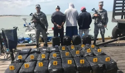 Los capturados y la droga incautada.