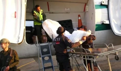 El cuerpo de alias 'Guacho' trasladado desde el lugar donde fue abatido.