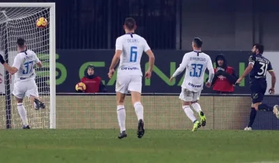 Sergio Pellissier anota el gol del empate para el Chievo. 