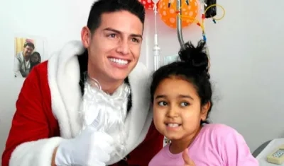 James Rodríguez se disfrazó de Papá Noel para compartir con los enfermos. 