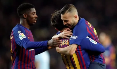 Lionel Messi celebra con sus compañeros su gol. 