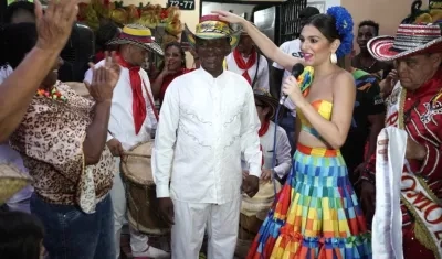 La Reina Carolina con Abraham Cáceres, del barrio san Francisco.