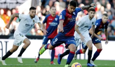 'Cucho' Hernández ejecuta el tiro penal para el empate de su equipo. 