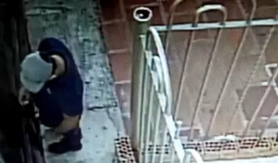 Ladrón robando un vehículo.