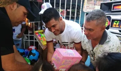 Teófilo Gutiérrez entregando los regalos.
