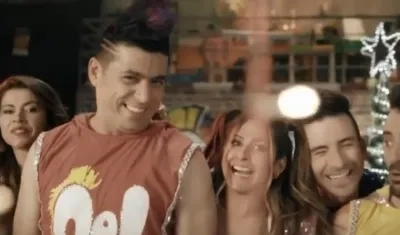 Aida Bossa y el elenco de 'El man es Germán'.