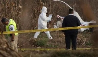 Expertos inspeccionando el lugar del accidente.