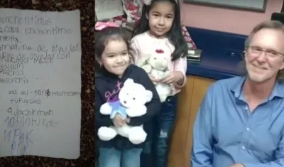 La carta y las pequeñas que recibieron el regalo del estadounidense.