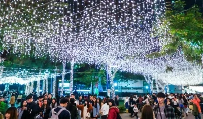 Ciudadanos disfrutan de las luces de Navidad en Taiwán.