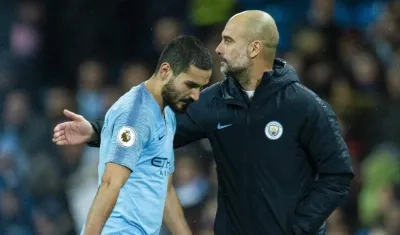 Pep Guardiola consuela a Ilkay Gundogan.