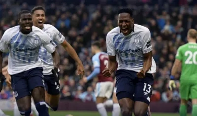 Yerry Mina celebra su anotación. 