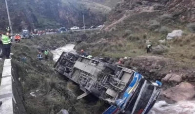 Así quedó el bus después del accidente.