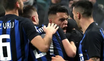 Lautaro Martínez celebra con sus compañeros un gol. 