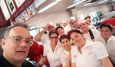 El actor Tom Hanks y el personal del restaurante.