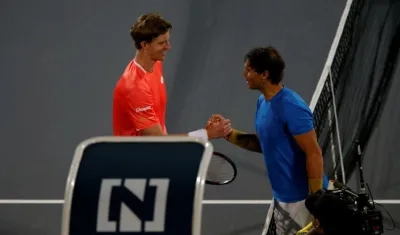 Kevin Anderson saluda a Rafael Nadal, tras el partido. 